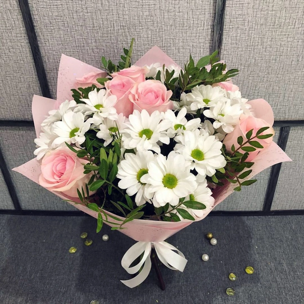 Букет из розовых роз и белых хризантем – элегантность в каждой детали Еманжелинск Челябинская область