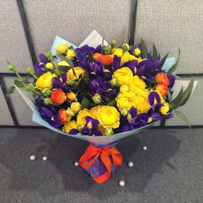 Роскошный букет из синих ирисов и кустовых роз с зеленью – гармония контрастов Еманжелинск Челябинская область