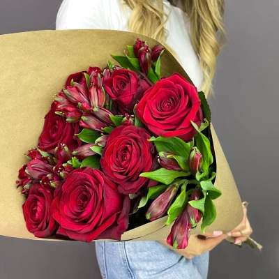 Букет «Страсть» – гармония красных роз и нежных альстромерий Еманжелинск Челябинская область