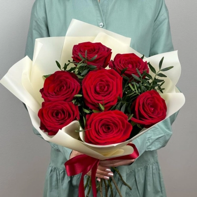 Букет «Гранатовый» из красных роз в роскошной упаковке Еманжелинск Челябинская область