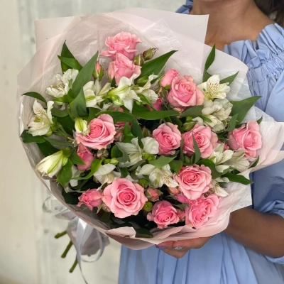 Букет «Розовый фламинго» – нежность розовых кустовых роз и белых альстромерий Еманжелинск Челябинская область