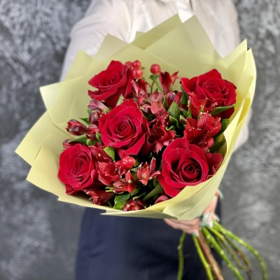 Букет «Бордо» – сочетание красных эквадорских роз и благородных альстромерий Еманжелинск Челябинская область