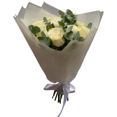 Элегантный букет из 9 белых роз с эвкалиптом – воплощение совершенства Еманжелинск Челябинская область