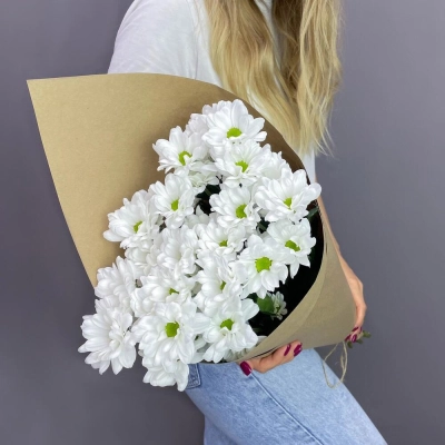 Букет из 5 белых хризантем в крафте – лаконичная элегантность Еманжелинск Челябинская область