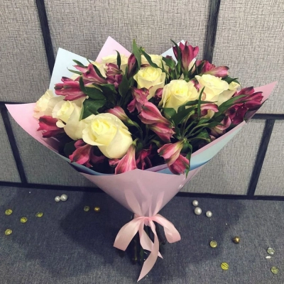 Нежный букет из белых роз и розовых альстромерий – гармония чистоты и нежности Еманжелинск Челябинская область