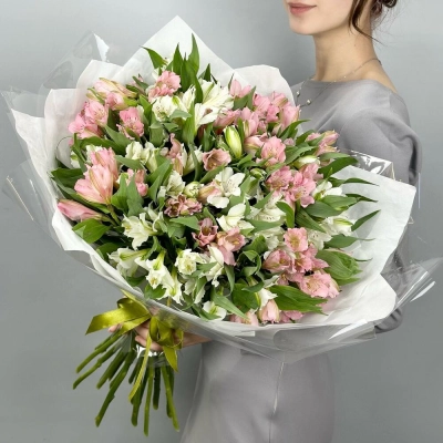 Букет «Гармония» – нежное сочетание белых и розовых альстромерий Еманжелинск Челябинская область