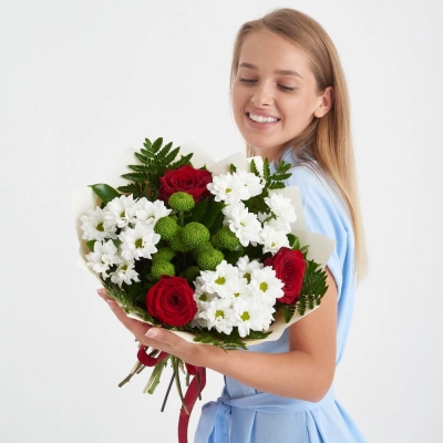 Букет «Настроение» – гармония красных эквадорских роз и нежных хризантем Еманжелинск Челябинская область