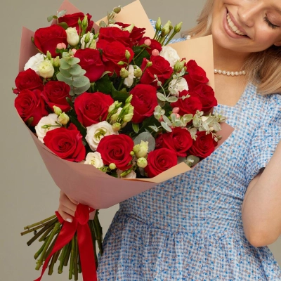 Роскошный букет для любимой женщины – 21 эквадорская роза и эустома Еманжелинск Челябинская область