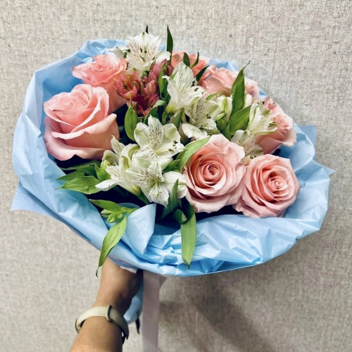 Букет «Фреш» – нежность розовых роз и белых альстромерий Еманжелинск Челябинская область
