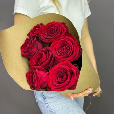 Букет из 7 красных роз в крафте – страсть в стильной упаковке Еманжелинск Челябинская область