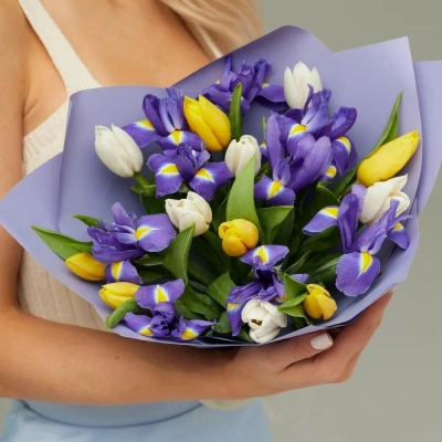 Букет из ирисов и тюльпанов «Весна» Еманжелинск Челябинская область