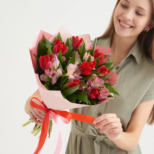 Букет «Первый поцелуй» красных тюльпанов и розовых альстромерий Еманжелинск Челябинская область