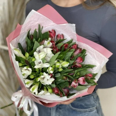 Букет «Люблю»– страсть и чистота в красно-белых альстромериях Еманжелинск Челябинская область