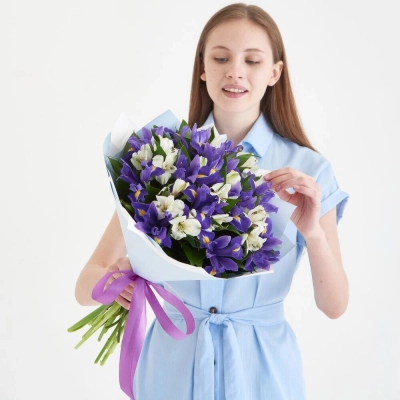 Букет «Вечернее дыхание»  – загадочная гармония синих ирисов и белых альстромерий Еманжелинск Челябинская область