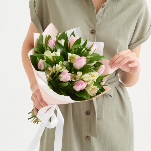 Букет «Первое свидание» розовых тюльпанов и белых альстромерий Еманжелинск Челябинская область