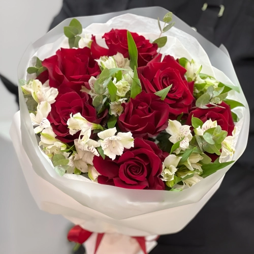 Букет «Любимой» – 7 эквадорских роз и белых альстромерий Еманжелинск Челябинская область