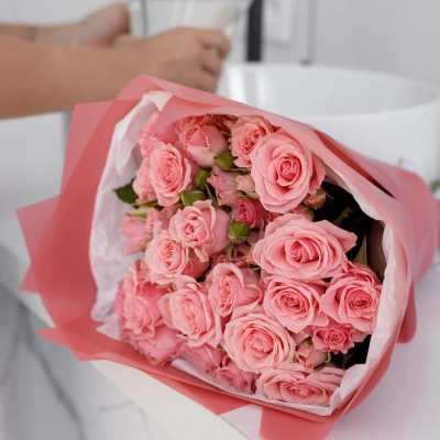 Букет из 9 розовых кустовых роз – нежность в каждом лепестке Еманжелинск Челябинская область