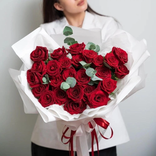 Роскошный букет из 25 красных роз с эвкалиптом – королевский подарок  Еманжелинск Челябинская область