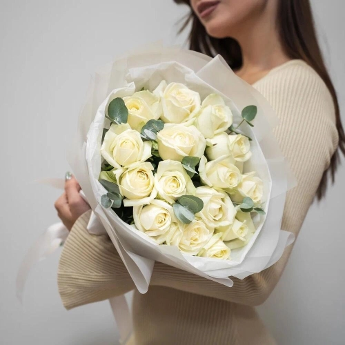 Букет из 15 белых роз с эвкалиптом – чистота и изысканность Еманжелинск Челябинская область