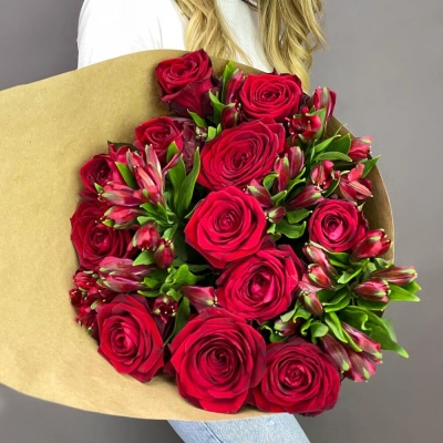 Букет «Стрелиция» – гармония из красных роз и белых альстромерий  Еманжелинск Челябинская область