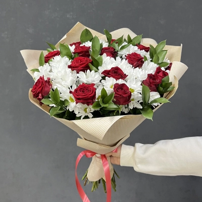 Букет «Романтика» — гармония красных роз и белоснежных хризантем Еманжелинск Челябинская область