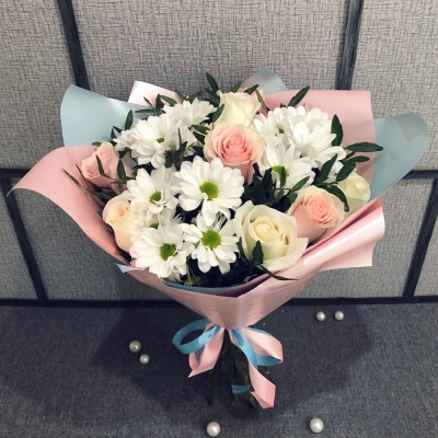 Букет из свежих роз и белых хризантем – гармония нежности и чистоты Еманжелинск Челябинская область