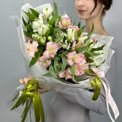 Букет «Нежность» – трогательное сочетание белых и розовых альстромерий Еманжелинск Челябинская область