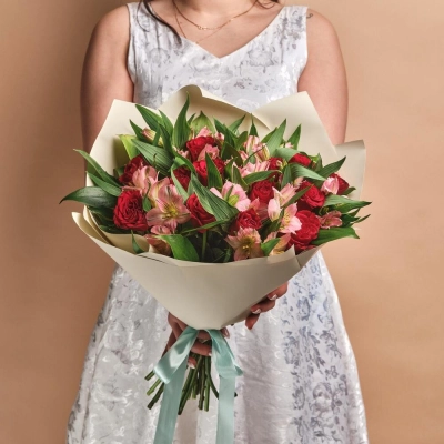 Букет «Нежность слов» — гармония красных роз и нежных альстромерий Еманжелинск Челябинская область