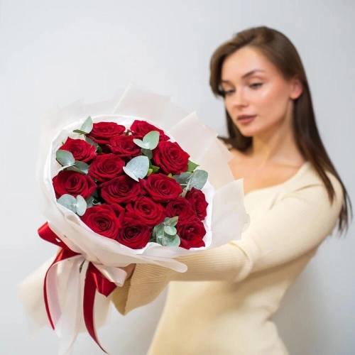 Элегантный букет из 15 красных роз с эвкалиптом – символ страсти и нежности Еманжелинск Челябинская область