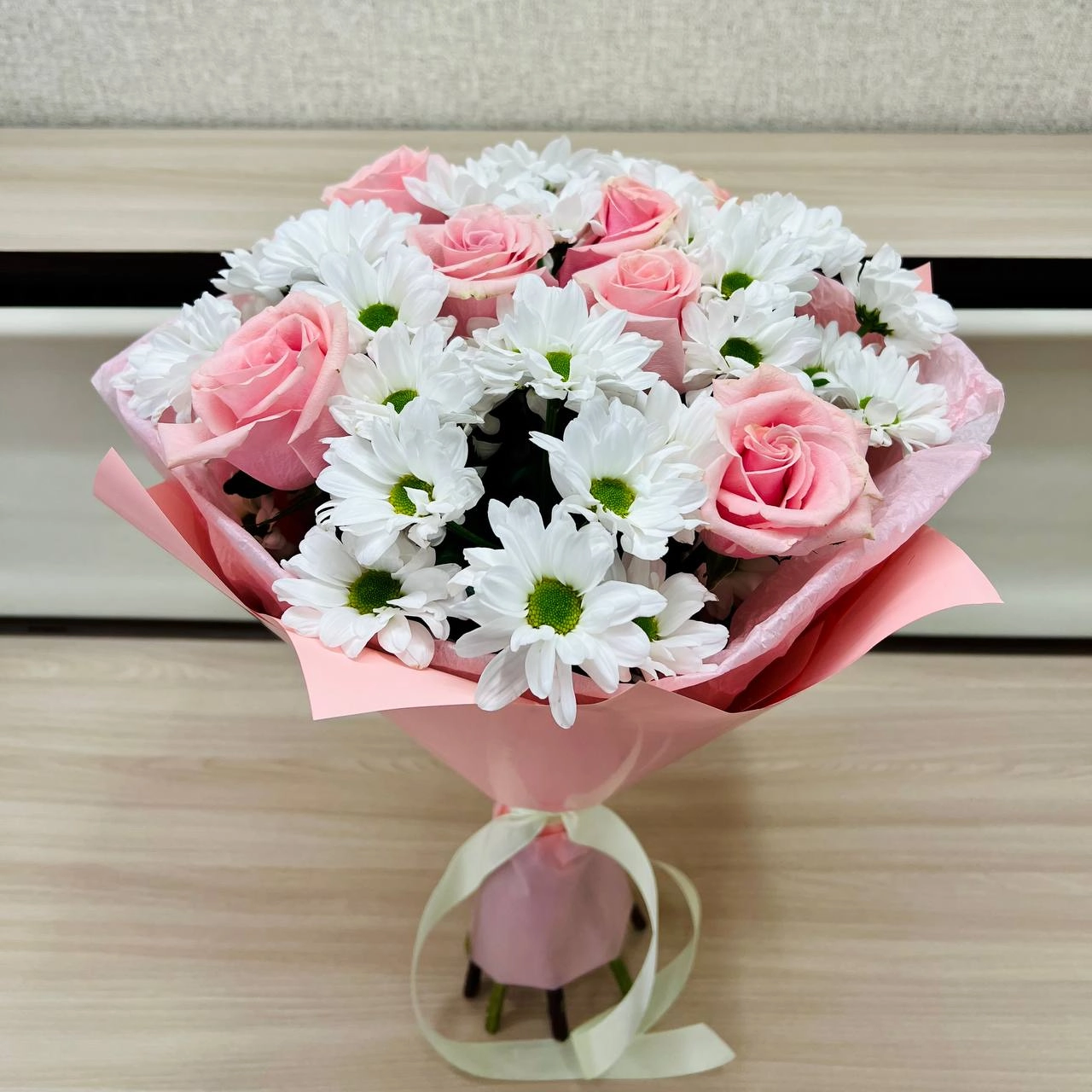 Букет «Ягодное Рафаэлло» – нежность розовых роз и белых хризантем Еманжелинск Челябинская область