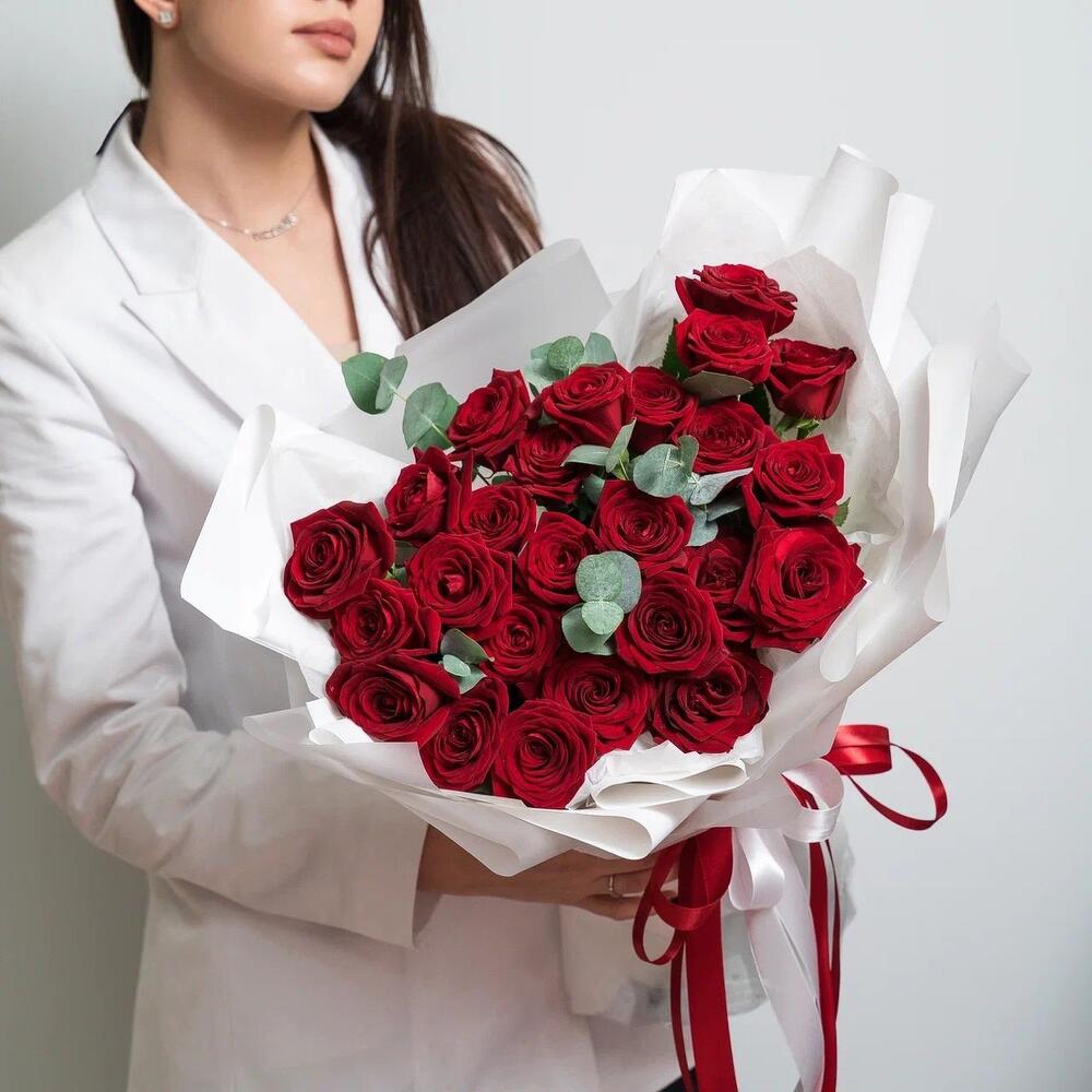 Роскошный букет из 25 красных роз с эвкалиптом – королевский подарок  Еманжелинск Челябинская область