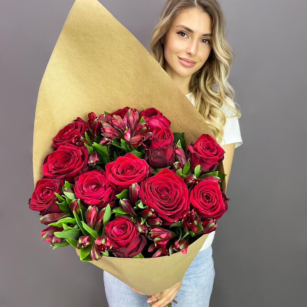 Букет «Стрелиция» – гармония из красных роз и белых альстромерий  Еманжелинск Челябинская область