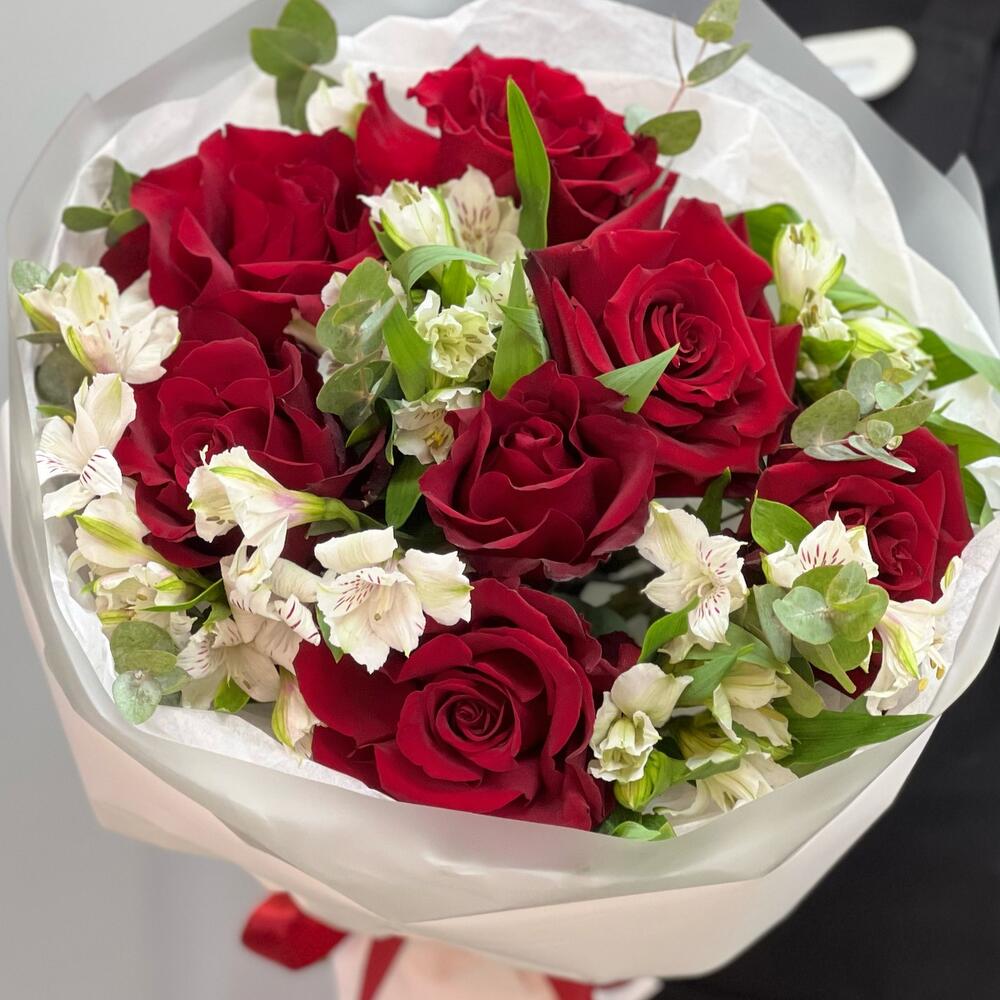 Букет «Любимой» – 7 эквадорских роз и белых альстромерий Еманжелинск Челябинская область