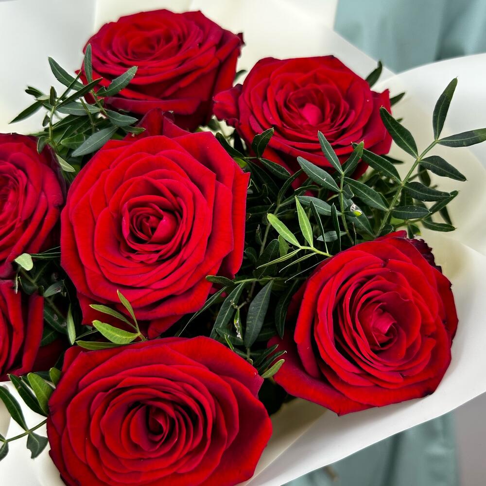 Букет «Гранатовый» из красных роз в роскошной упаковке Еманжелинск Челябинская область