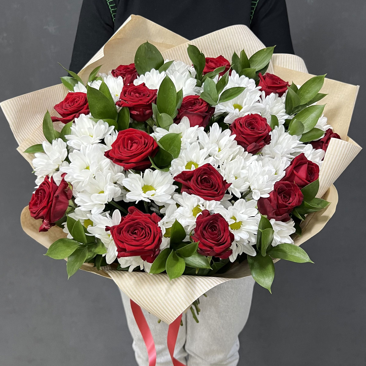 Букет «Романтика» — гармония красных роз и белоснежных хризантем Еманжелинск Челябинская область