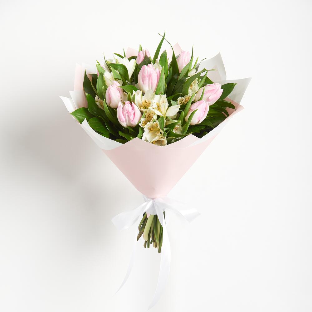 Букет «Первое свидание» розовых тюльпанов и белых альстромерий Еманжелинск Челябинская область