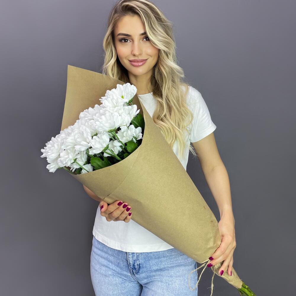 Букет из 5 белых хризантем в крафте – лаконичная элегантность Еманжелинск Челябинская область