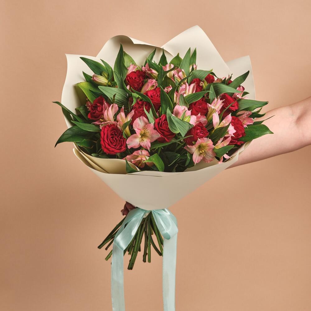 Букет «Нежность слов» — гармония красных роз и нежных альстромерий Еманжелинск Челябинская область