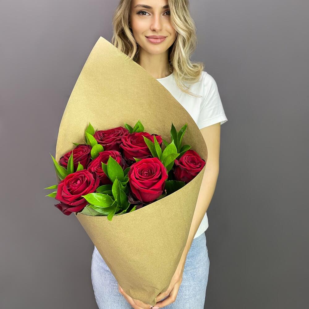 Букет из красных роз с рускусом в крафтовой упаковке – классика с изюминкой Еманжелинск Челябинская область