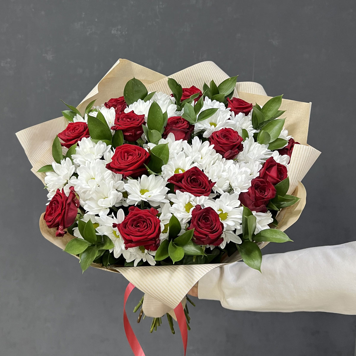Букет «Романтика» — гармония красных роз и белоснежных хризантем Еманжелинск Челябинская область