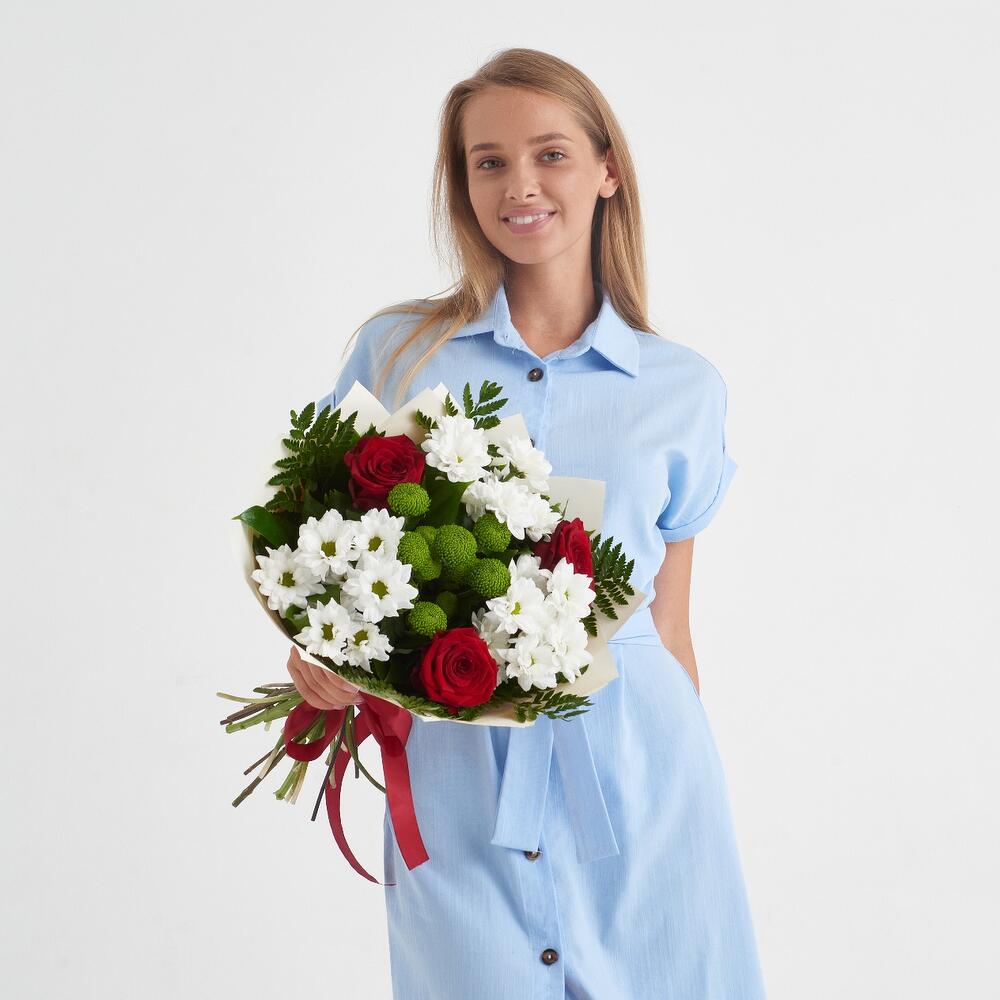 Букет «Настроение» – гармония красных эквадорских роз и нежных хризантем Еманжелинск Челябинская область