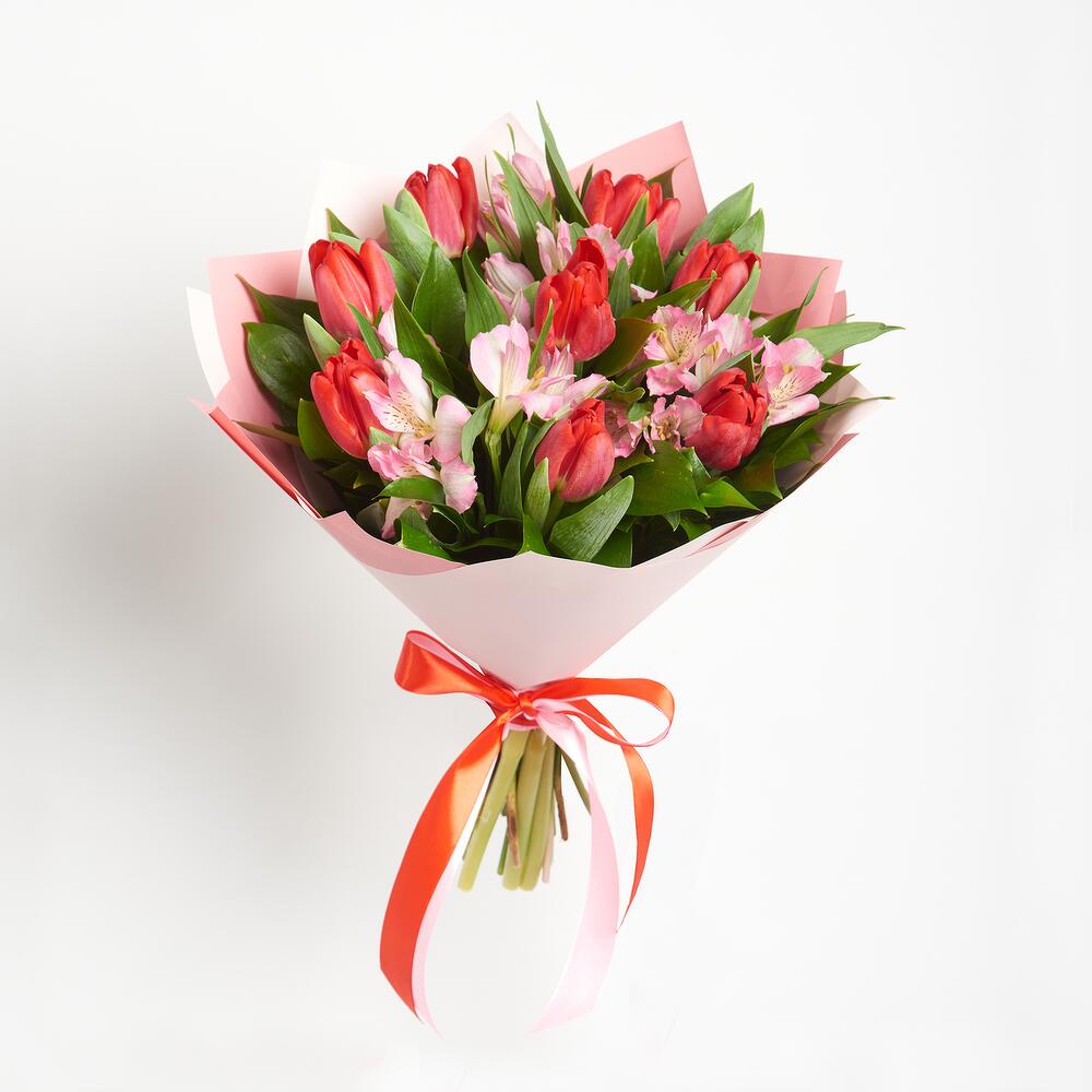Букет «Первый поцелуй» красных тюльпанов и розовых альстромерий Еманжелинск Челябинская область