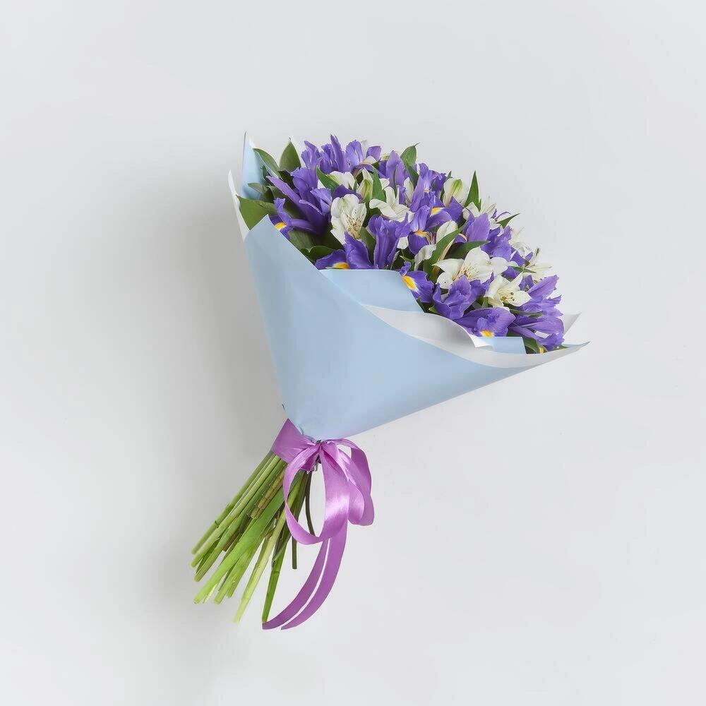 Букет «Вечернее дыхание»  – загадочная гармония синих ирисов и белых альстромерий Еманжелинск Челябинская область