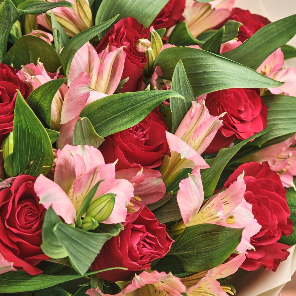 Букет «Нежность слов» — гармония красных роз и нежных альстромерий Еманжелинск Челябинская область