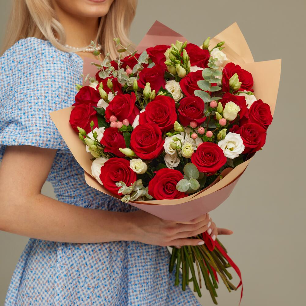 Роскошный букет для любимой женщины – 21 эквадорская роза и эустома Еманжелинск Челябинская область