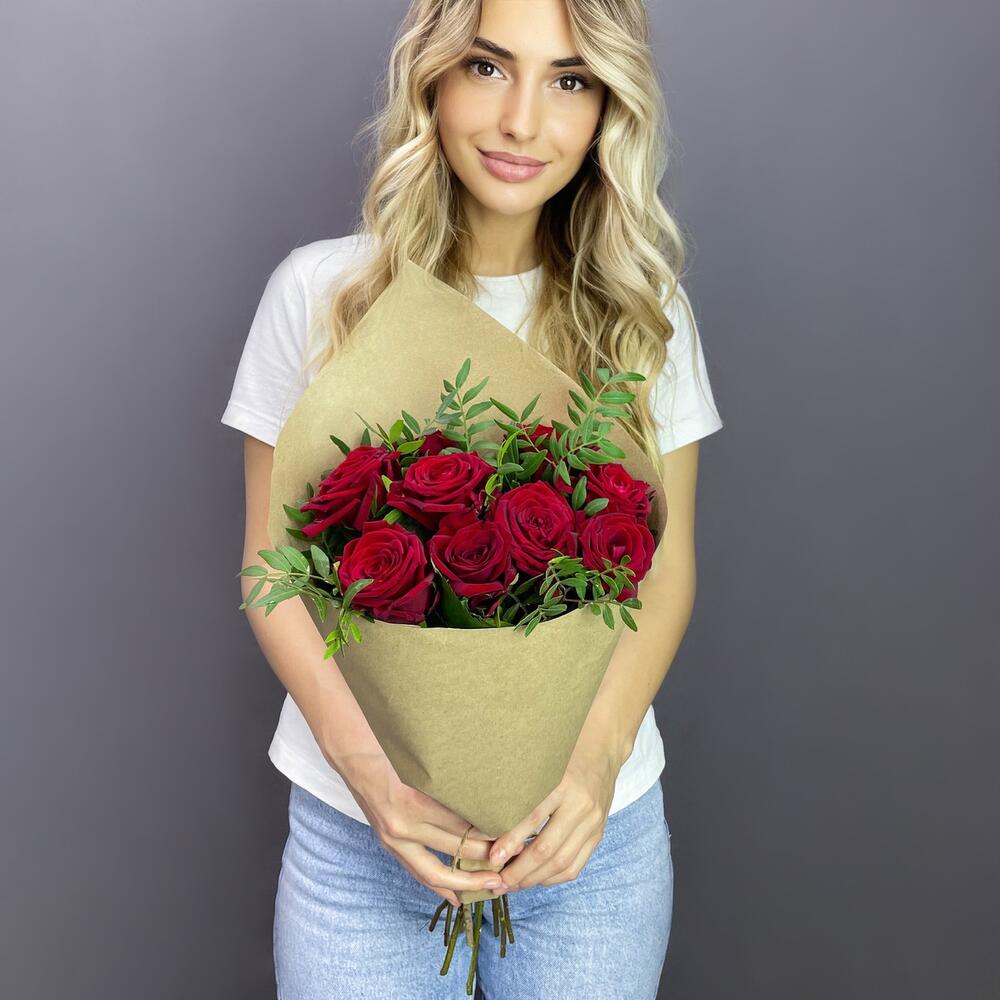 Букет из 9 красных роз с фисташкой – гармония страсти и свежести Еманжелинск Челябинская область