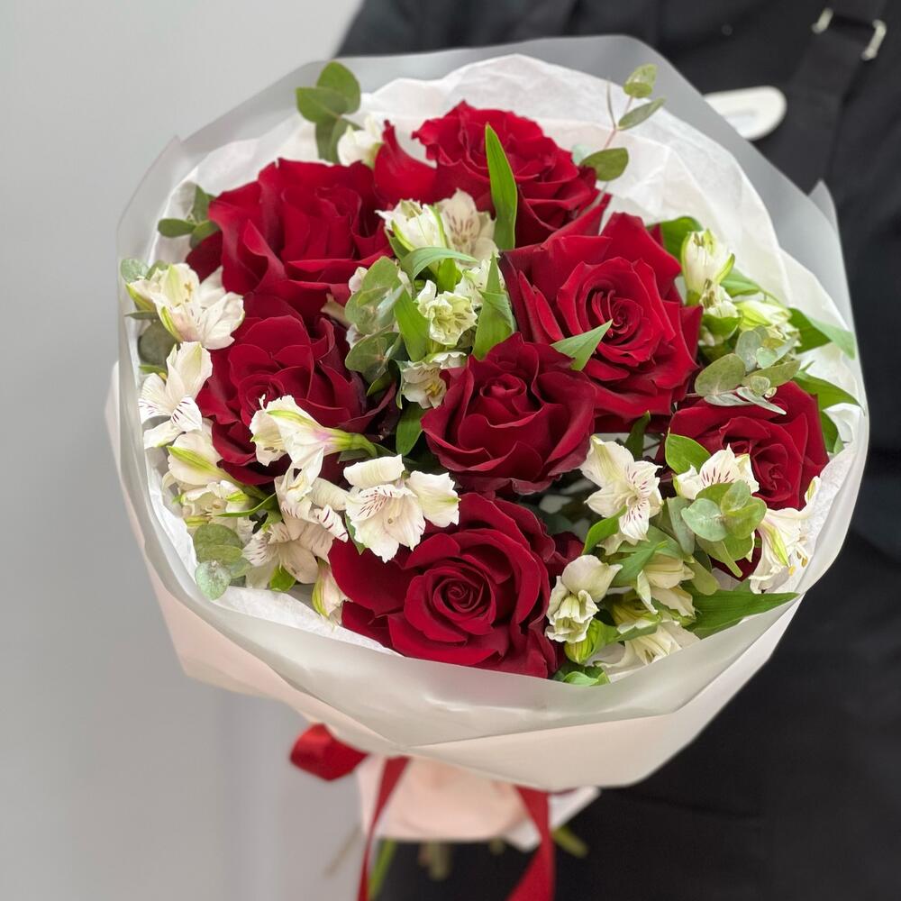 Букет «Любимой» – 7 эквадорских роз и белых альстромерий Еманжелинск Челябинская область