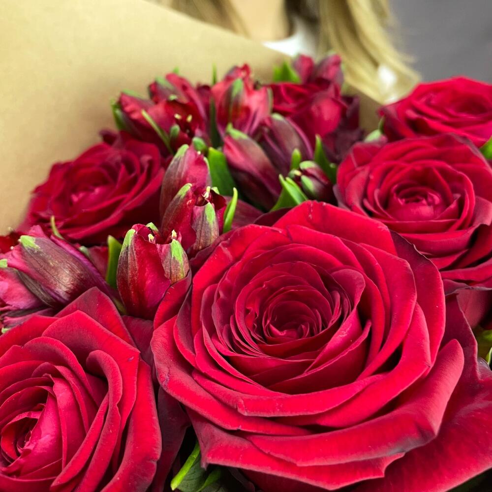 Букет «Страсть» – гармония красных роз и нежных альстромерий Еманжелинск Челябинская область