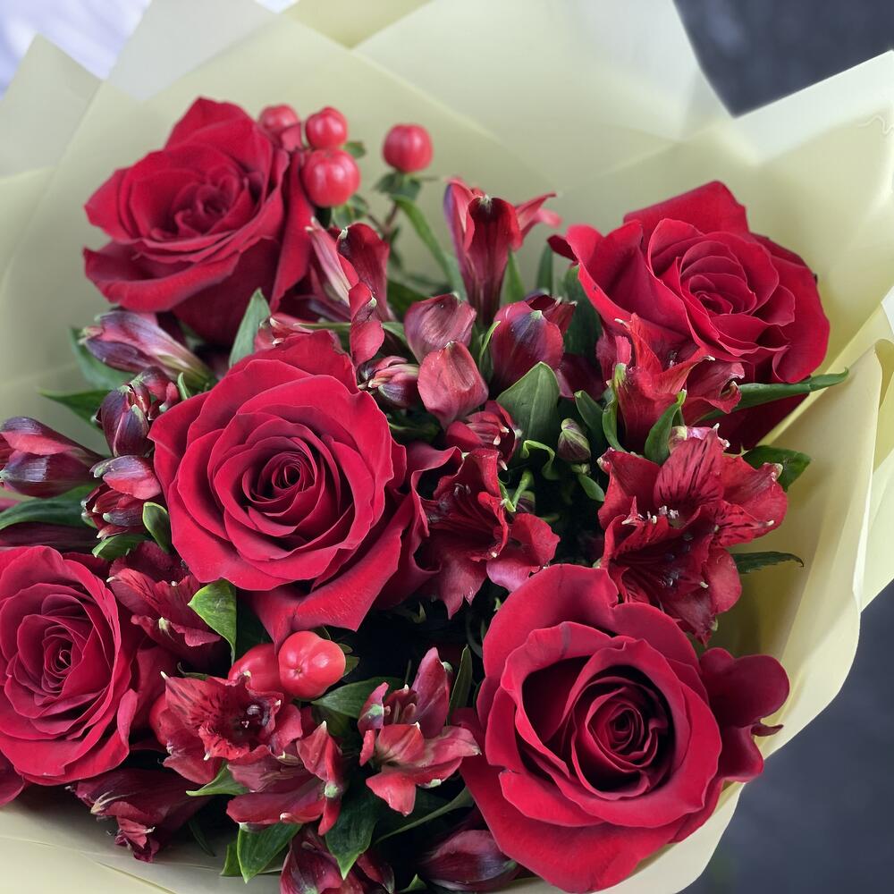 Букет «Бордо» – сочетание красных эквадорских роз и благородных альстромерий Еманжелинск Челябинская область