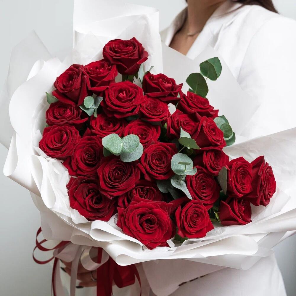 Роскошный букет из 25 красных роз с эвкалиптом – королевский подарок  Еманжелинск Челябинская область